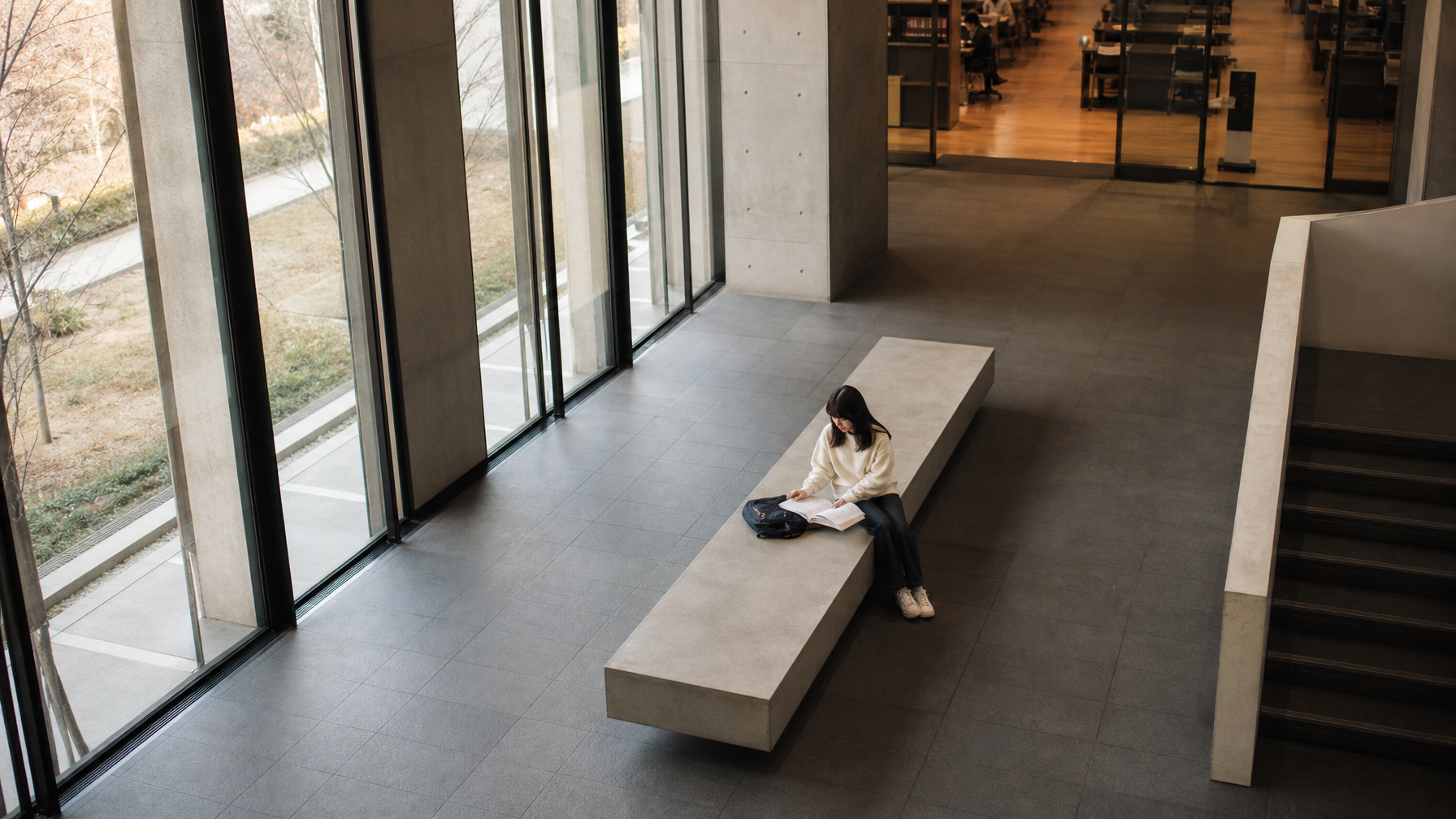 Louis Kahn の Yale における 2 つの建物:1953 年の Art Gallery と 1974 年の British Art Center、21 年の隔たり