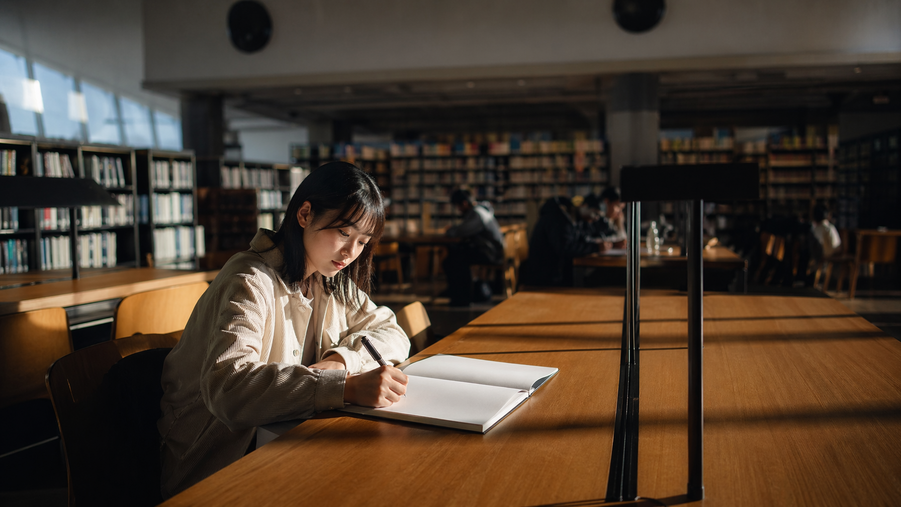 TOEIC Writing Q1-5 写真による一文描写:2 つのキーワード、1 つの文、各 96 秒