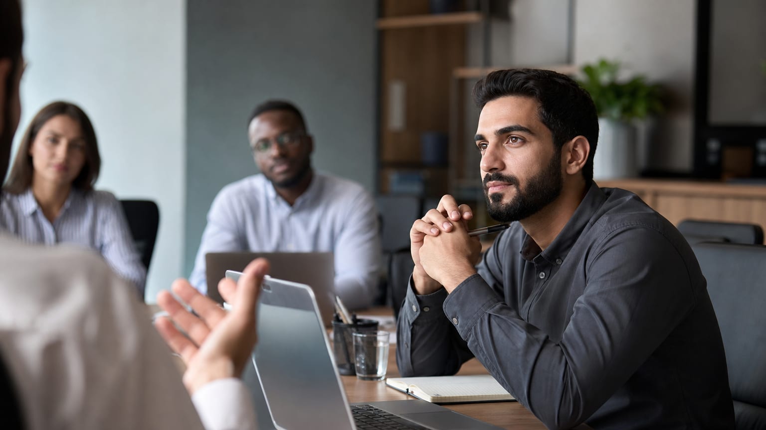 ما المعنى الحقيقي لعبارات الإنجليزية في مكان العمل؟